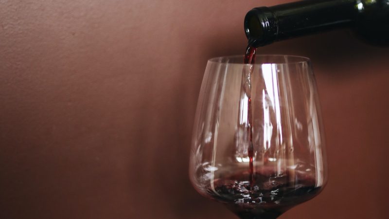 Bewaar rode wijn met kurksluiting liggend
